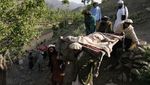 Potret Warga Afghanistan Ramai-ramai Makamkan Korban Gempa