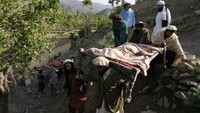 Pascabencana, warga ramai-ramai memakamkan kerabat mereka yang tewas akibat gempa yang mengguncang wilayah Afghanistan.