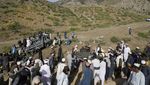 Potret Warga Afghanistan Ramai-ramai Makamkan Korban Gempa