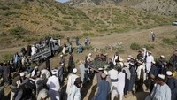 Warga memakamkan korban gempa di wilayah pemakaman I yang berada di wilayah Gayan, Provinsi Paktika, Afghanistan.