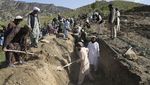 Potret Warga Afghanistan Ramai-ramai Makamkan Korban Gempa