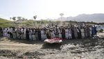 Potret Warga Afghanistan Ramai-ramai Makamkan Korban Gempa