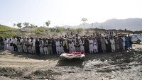 Sebagai informasi, sebagaimana dikutip dari AP, kantor berita pemerintah setempat melaporkan gempa yang menghancurkan ribuan rumah itu disebut sebagai gempa paling mematikan yang terjadi di Afghanistan dalam dua dekade terakhir.