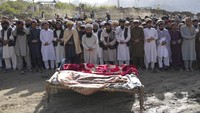 Sejumlah warga melakukan salat jenazah di tengah prosesi pemakaman korban gempa Afghanistan di wilayah Gayan, Provinsi Paktika, Kamis (23/6/2022) waktu setempat.