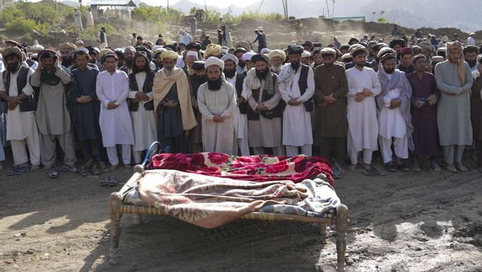 Potret Warga Afghanistan Ramai-ramai Makamkan Korban Gempa Gempa dahsyat yang guncang Afghanistan pada Rabu (22/6) menewaskan sedikitnya 1.000 orang. Warga yang selamat ramai-ramai memakamkan korban gempa Afghanistan.