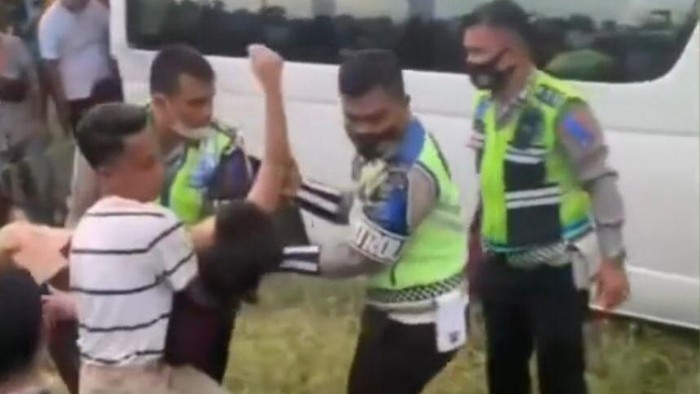 Proses evakuasi korban tabrakan KA vs bus travel di Sergai.