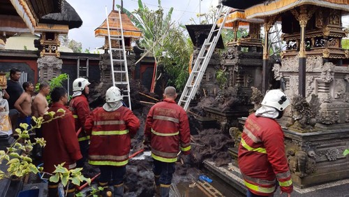 Proses pemadaman kebakaran palinggih di merajan keluarga I Nyoman Nada di Banjar Dukuh Sari Tangeb, Kelurahan Abianbase, Kecamatan Mengwi, Kabupaten Badung, Bali, Jumat (23/6/2022).