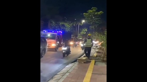 Proyek pengaspalan jalan di By Pass Ngurah Rai, Bali, jelang KTT G20.