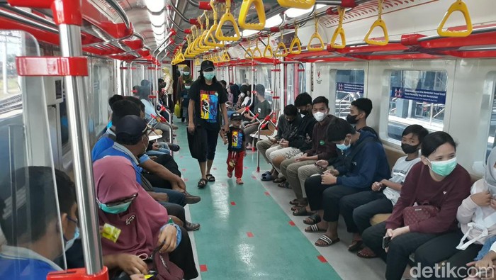 PT Kereta Api Indonesia Commuter (KCI) mulai menguji coba Kereta Rel Listrik (KRL) ruas Stasiun Solo Balapan-Palur, Jumat (24/6/2022)..