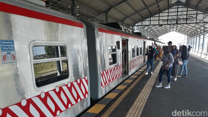 PT Kereta Api Indonesia Commuter (KCI) mulai menguji coba Kereta Rel Listrik (KRL) ruas Stasiun Solo Balapan-Palur, Jumat (24/6/2022)..