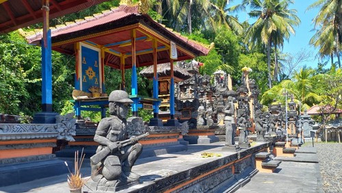 Pura Negara Gambur Anglayang atau Pura Pancasila terletak di Bali Utara. Terdapat 8 pelinggih yang mencerminkan unsur keberagaman di kawasan pura tersebut.