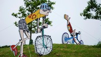 Karya seni yang dibuat warga pun beraneka ragam, seperti instalasi sepeda di taman ini.