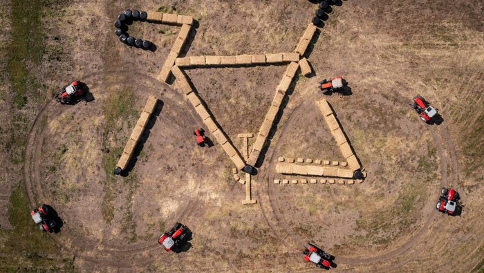 Ragam Karya Seni Sambut Balap Sepeda Tour de France 2022 Land art is seen from a drone along the route of the 3rd. stage of the Tour de France, in Jutland, Denmark, June 23, 2022. Mads Claus Rasmussen/Ritzau Scanpix/via REUTERS ATTENTION EDITORS - THIS IMAGE WAS PROVIDED BY A THIRD PARTY. DENMARK OUT. NO COMMERCIAL OR EDITORIAL SALES IN DENMARK.