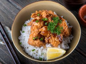 Resep Donburi Ayam Krispi Buat Makan Siang Praktis
