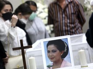 Suasana Ibadah Pelepasan dan Upacara Tutup Peti Mendiang Rima Melati