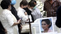 Kerabat dan sahabat berdatangan ke rumah duka tempat jenazah Rima Melati disemayamkan. Foto: Palevi/detikcom