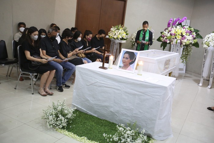 Rima Melati Suasana di rumah duka tempat Rima Melati disemayamkan di RSPAD Gatot Subroto.