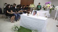 Suasana haru menyelimuti lokasi persemayaman jenazah Rima Melati. Foto: Palevi/detikcom