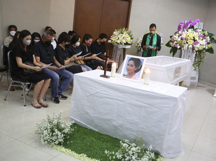 Suasana Haru di Rumah Duka Tempat Jenazah Rima Melati Disemayamkan