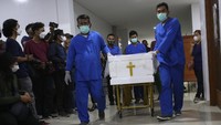 Jenazah Rima Melati saat tiba pada Kamis (23/6/2022) malam. Foto: Palevi/detikcom