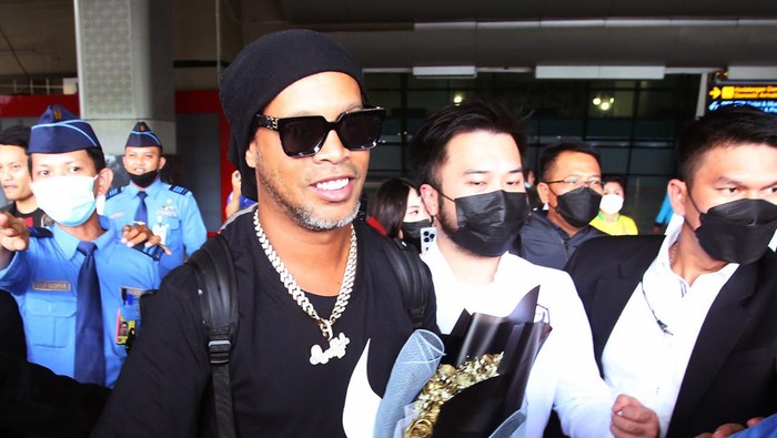 Mantan pesepak bola dunia asal Brasil Ronaldinho berada di dalam mobil yang akan membawanya beristirahat setibanya di Bandara Soekarno Hatta, Tangerang, Banten, Jumat (24/6/2022). Legenda sepak bola Brasil ini nantinya akan memperkuat RANS Nusantara FC pada laga trofeo menghadapi Arema FC dan Persik Kediri, Minggu (26/6). ANTARA FOTO/Muhammad Iqbal/foc.