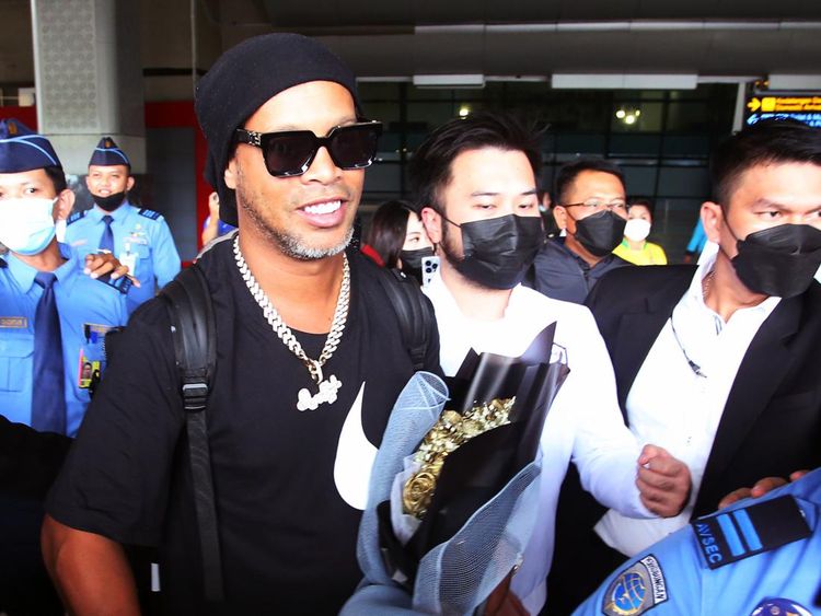 Berkacamata Hitam, Ronaldinho Tiba di Indonesia