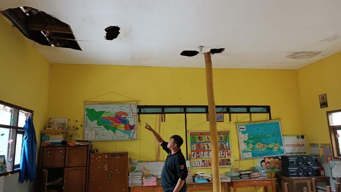 Ruang kelas SD Negeri di Kabupaten Malang disanggah dengan batang bambu