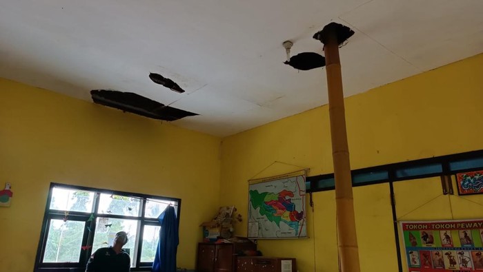Ruang kelas SD Negeri di Kabupaten Malang disanggah dengan batang bambu