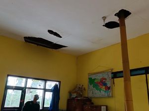 2 Ruang Kelas SD Malang Nyaris Ambruk, Atap Hanya Disangga Batang Bambu