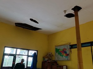 2 Ruang Kelas SD Malang Nyaris Ambruk, Atap Hanya Disangga Batang Bambu