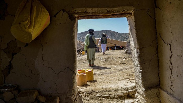 Ribuan rumah hancur usai gempa berkekuatan M 6,1 mengguncang wilayah Afghanistan Rabu (22/6) lalu. Kondisi itu membuat warga kini tinggal di tenda darurat.