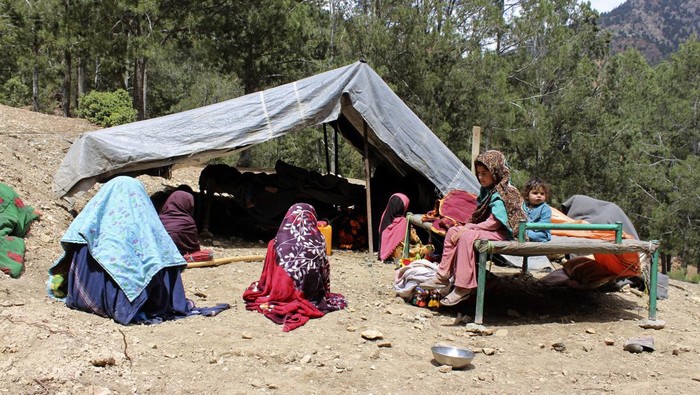 Ribuan rumah hancur usai gempa berkekuatan M 6,1 mengguncang wilayah Afghanistan Rabu (22/6) lalu. Kondisi itu membuat warga kini tinggal di tenda darurat.