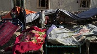 Tak hanya menghancurkan rumah, gempa berkekuatan M 6,1 yang mengguncang Afghanistan turut menewaskan sedikitnya 1.000 warga dan 1.500 lainnya terluka. (AP Photo/Ebrahim Nooroozi).