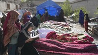 Seorang anak mengaji di samping jenazah kerabatnya yang menjadi korban gempa di wilayah Gayan, Provinsi Paktika, Afghanistan. Sebagai informasi, sebagaimana dikutip dari AP, kantor berita pemerintah setempat melaporkan gempa yang menghancurkan ribuan rumah itu disebut sebagai gempa paling mematikan yang terjadi di Afghanistan dalam dua dekade terakhir. (AP Photo/Ebrahim Nooroozi).