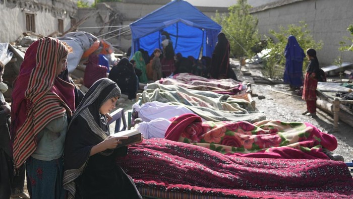 Ribuan rumah hancur usai gempa berkekuatan M 6,1 mengguncang wilayah Afghanistan Rabu (22/6) lalu. Kondisi itu membuat warga kini tinggal di tenda darurat.