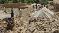 Warga mendirikan tenda darurat di dekat rumah mereka yang hancur imbas gempa berkekuatan M 6,1 yang mengguncang wilayah Afghanistan, Kamis (23/6/2022). (AHMAD SAHEL ARMAN/AFP via Getty Images).