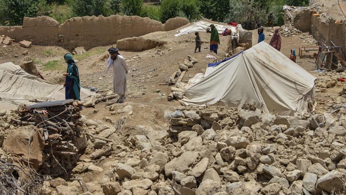 Ribuan rumah hancur usai gempa berkekuatan M 6,1 mengguncang wilayah Afghanistan Rabu (22/6) lalu. Kondisi itu membuat warga kini tinggal di tenda darurat.