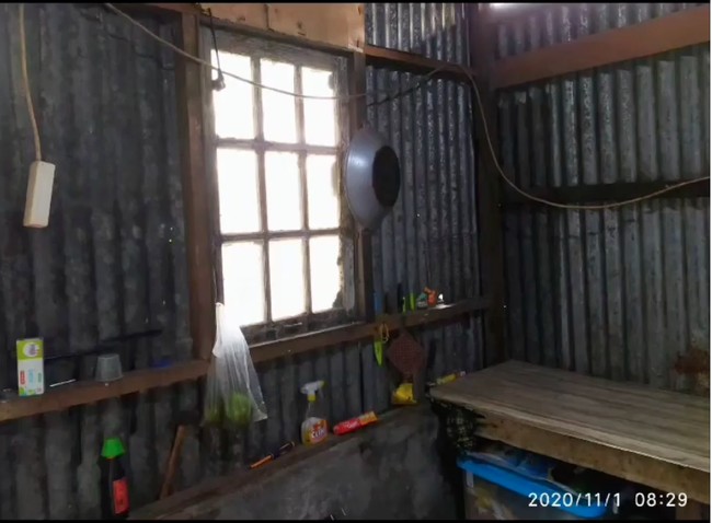 Sebelum direnovasi dapur tersebut tampak kumuh. Beberapa bagian dinding seng terlihat sudah mulai berkarat. Jika dilihat, dapur tersebut sangat jauh dari kesan estetik dan Instagrammable. Foto: Instagram/@mayasari.100