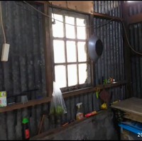 Sebelum direnovasi dapur tersebut tampak kumuh. Beberapa bagian dinding seng terlihat sudah mulai berkarat. Jika dilihat, dapur tersebut sangat jauh dari kesan estetik dan Instagrammable. Foto: Instagram/@mayasari.100