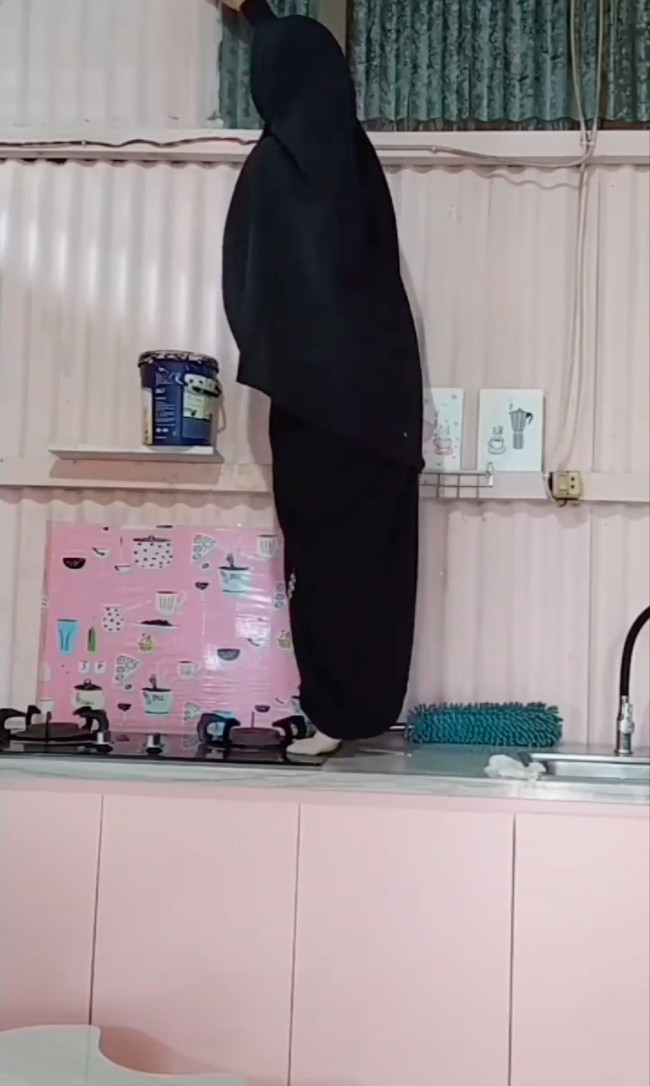 Dapur kumuh tersebut kemudian mulai direnovasi. Dinding sengnya tampak dicat menggunakan warna merah muda. Dengan demikian bagian seng yang sudah berkarat tampak tertutupi dan terlihat lebih bersih. Foto: Instagram/@mayasari.100