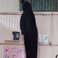 Dapur kumuh tersebut kemudian mulai direnovasi. Dinding sengnya tampak dicat menggunakan warna merah muda. Dengan demikian bagian seng yang sudah berkarat tampak tertutupi dan terlihat lebih bersih. Foto: Instagram/@mayasari.100