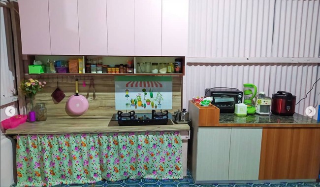 Proses transformasi dapur tersebut dibagikan oleh akun Instagram @mayasari.100 dan menjadi viral. Beberapa akun dekorasi rumah di Instagram tampak mengunggah ulang foto-foto dapur tersebut untuk dijadikan sebagai inspirasi. Foto: Instagram/@mayasari.100