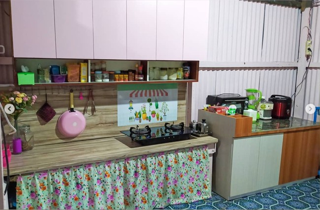 Ketika diwawancarai oleh Wolipop melalui DM Instagram pada Kamis (23/6/22), sang pengunggah foto yang bernama Maya Sari mengatakan jika dinding dapur memang terbuat dari seng untuk menghemat budget. Dan karena dirinya hanya mengontrak di rumah yang terletak di daerah Banjarbaru, Kalimantan Selatan itu, Maya Sari pun tak berani banyak mengubahnya. Foto: Instagram/@mayasari.100