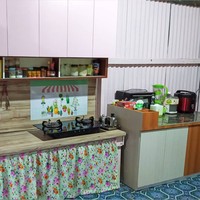 Ketika diwawancarai oleh Wolipop melalui DM Instagram pada Kamis (23/6/22), sang pengunggah foto yang bernama Maya Sari mengatakan jika dinding dapur memang terbuat dari seng untuk menghemat budget. Dan karena dirinya hanya mengontrak di rumah yang terletak di daerah Banjarbaru, Kalimantan Selatan itu, Maya Sari pun tak berani banyak mengubahnya. Foto: Instagram/@mayasari.100