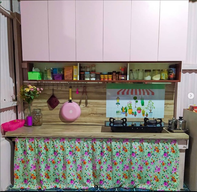 Proses renovasi dapur dimulai dari November 2020. Renovasinya itu memang berjalan agak lambat karena Maya Sari memang mencicil satu per satu. Ia pun mengaku lebih memilih untuk mengecat dinding seng tersebut karena lebih murah dibanding jika harus menggantinya dengan dinding beton. Foto: Instagram/@mayasari.100