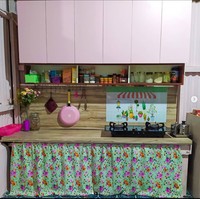 Proses renovasi dapur dimulai dari November 2020. Renovasinya itu memang berjalan agak lambat karena Maya Sari memang mencicil satu per satu. Ia pun mengaku lebih memilih untuk mengecat dinding seng tersebut karena lebih murah dibanding jika harus menggantinya dengan dinding beton. Foto: Instagram/@mayasari.100