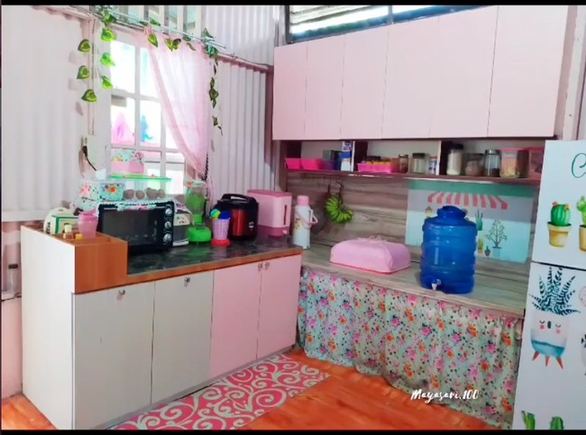 Sesuai dengan warna dapur impiannya, Maya Sari pun mendominasi dapurnya itu dengan warna merah muda. Jika dibandingkan, foto sebelum dan setelah renovasinya tampak begitu berbeda bukan? Foto: Instagram/@mayasari.100