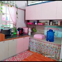 Sesuai dengan warna dapur impiannya, Maya Sari pun mendominasi dapurnya itu dengan warna merah muda. Jika dibandingkan, foto sebelum dan setelah renovasinya tampak begitu berbeda bukan? Foto: Instagram/@mayasari.100
