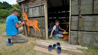 Rumah-rumahan dari peti bekas amunisi itu dibuat sebagai tempat bermain anak-anak Ukraina di tengah invasi Rusia ke Ukraina yang sampai saat ini masih berlanjut.