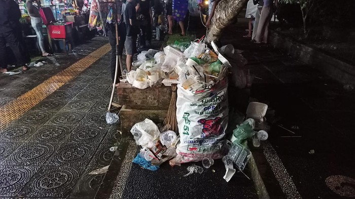 Tumpukan sampah yang ada di salah satu sudut Lapangan Candra Buana terlihat meluber saat berlangsungnya HUT Amlapura, Jumat (24/6/2022) malam.